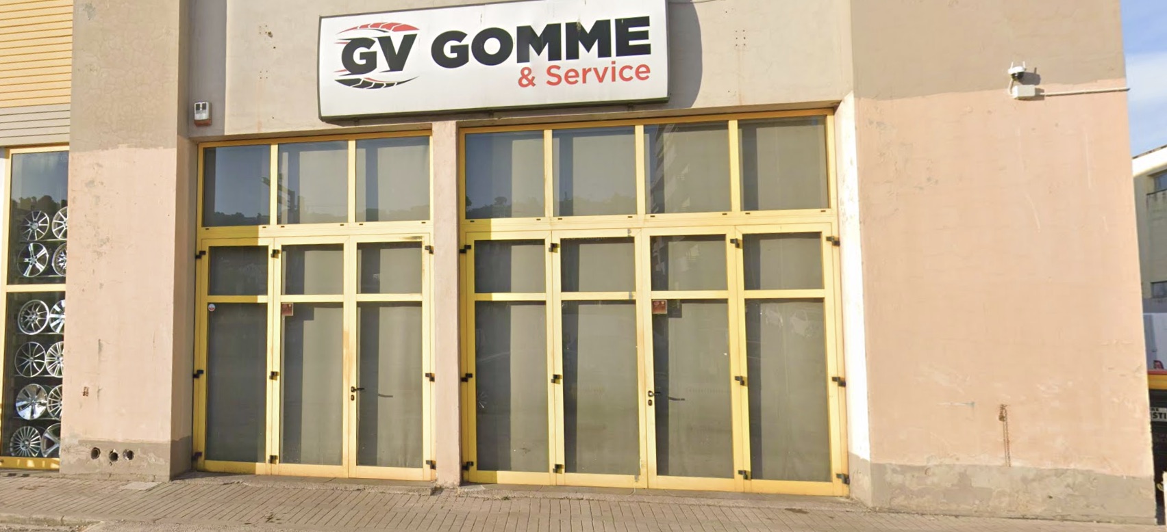 Vetrina di Gv Gomme & Service a Montesilvano